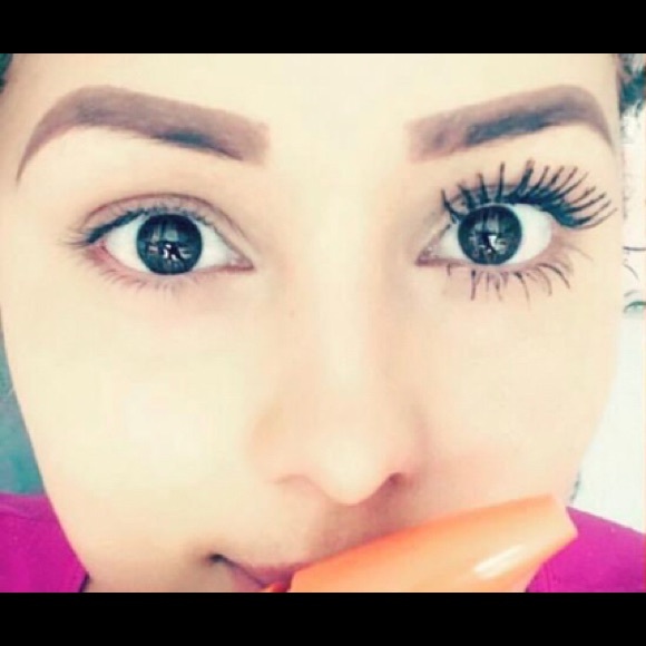 Mascara - Picture 3 of 3